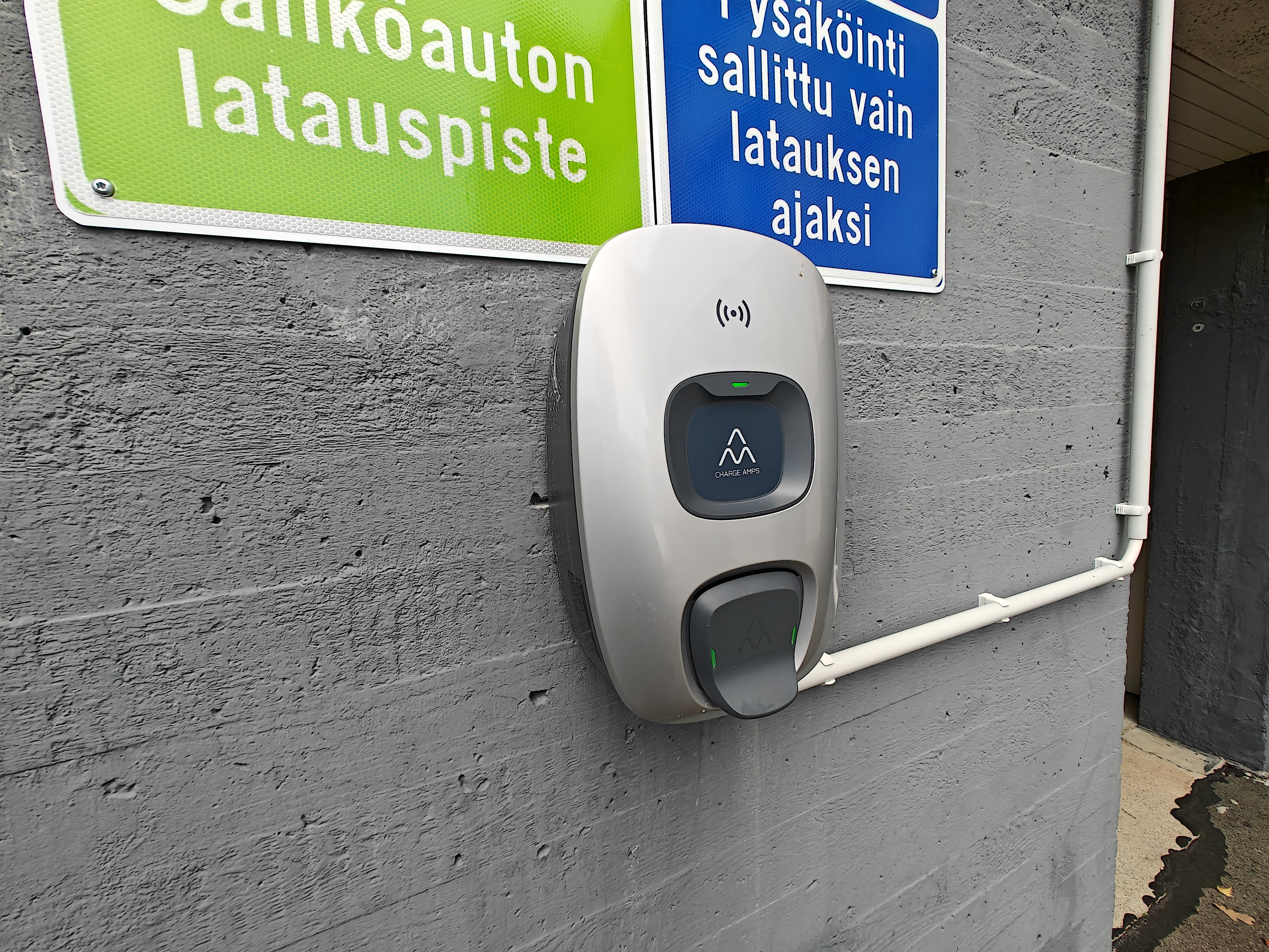 Sähköauton latausasema.