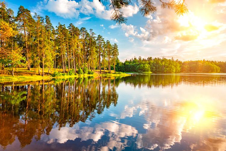 Peilikirkas järvimaisema ja auringonlasku.