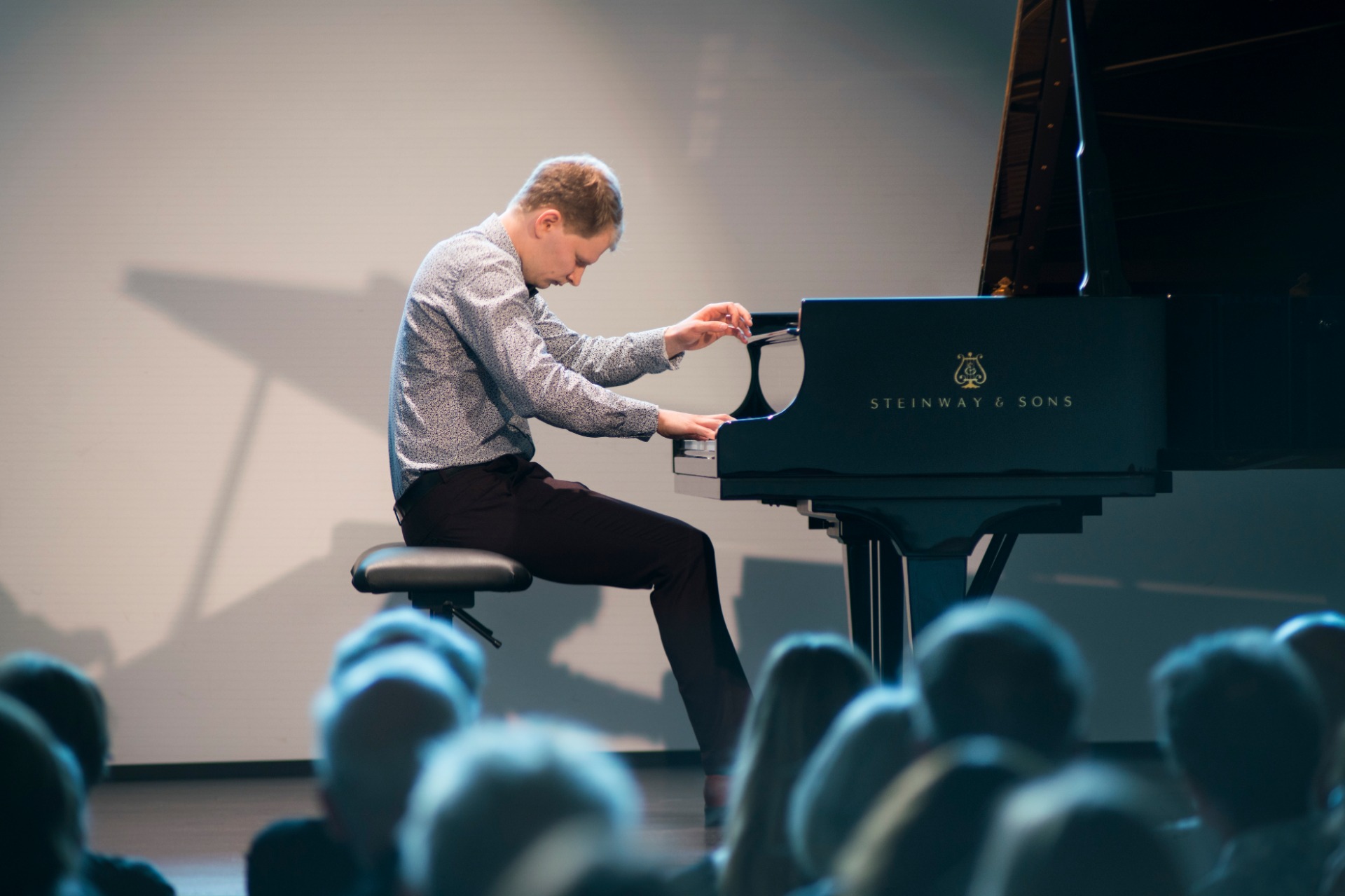 Kuva Hannu Alasaarelasta soittamassa pianoa