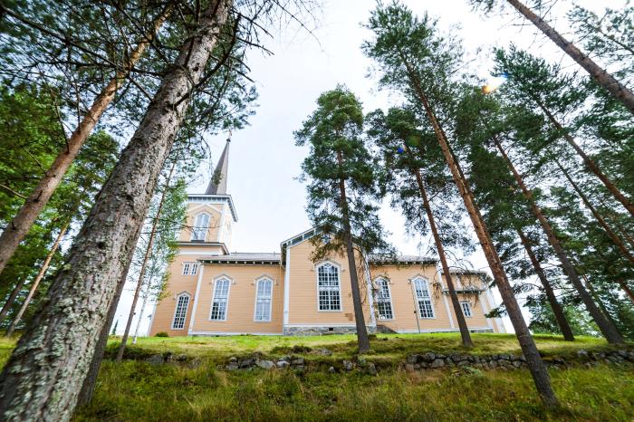 Pielaveden kirkko puiden takaa nähtynä.