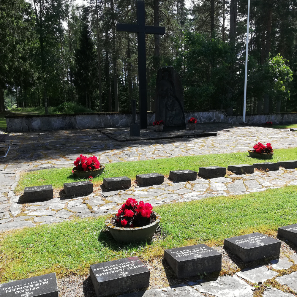 Keiteleen sankarihautausmaa Keiteleen sankarihautaasmaa. Kukkaistutuksia ruukussa.