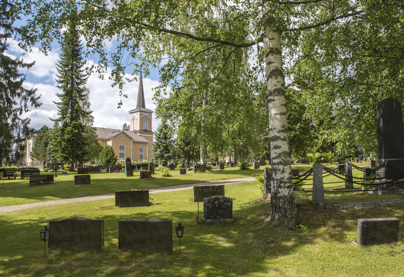 Pielaveden kirkon hautausmaa, taustalla kirkko.