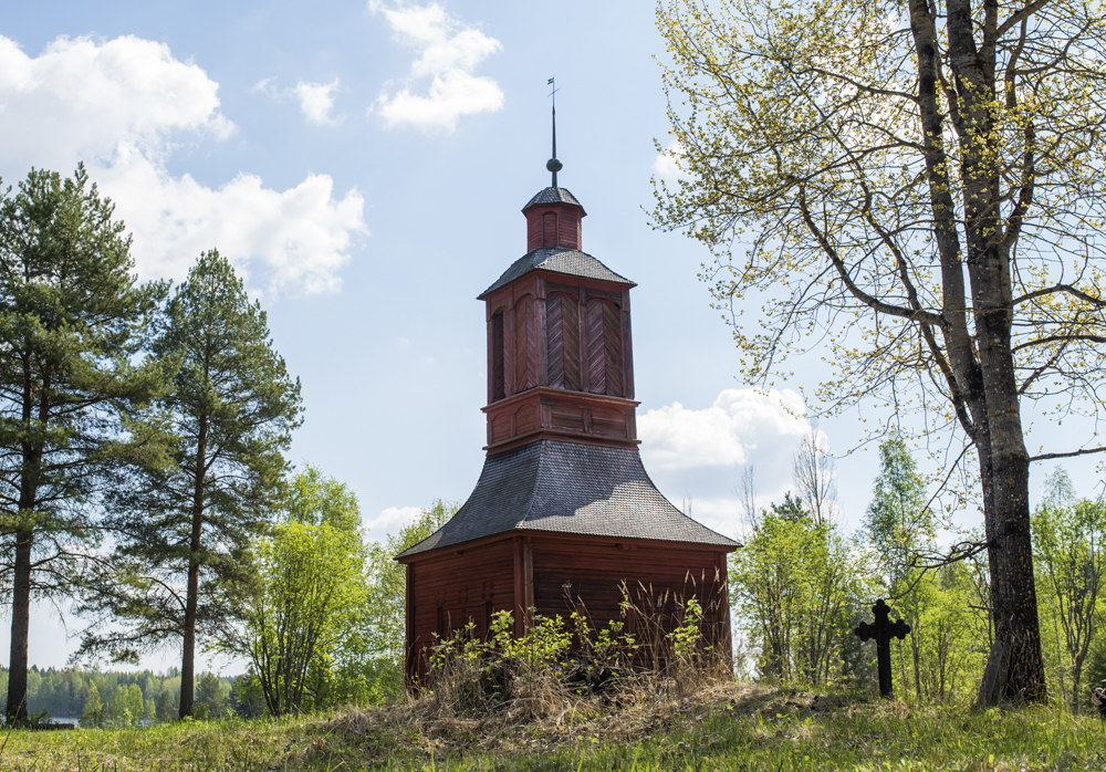 Kirkkosaaren hautausmaa Kirkkosaaren kellotapuli ulkoapäin.