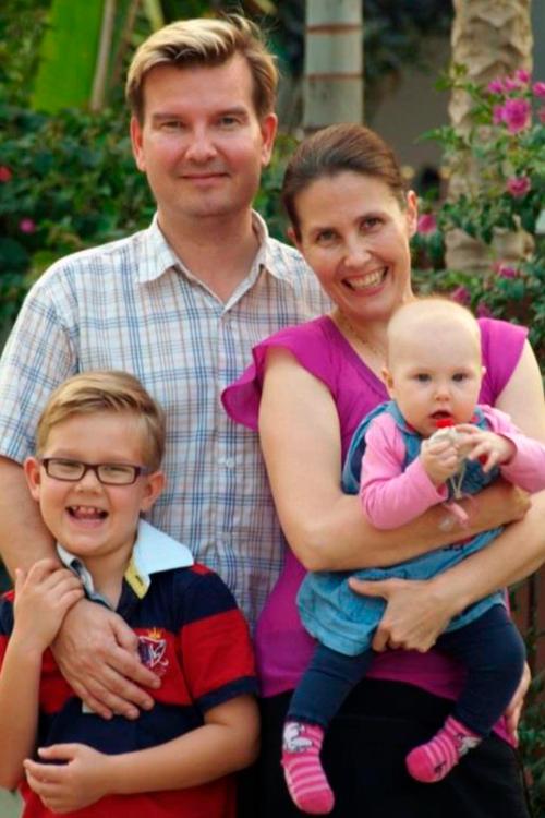 Riikka-Maria ja Tomas Kolkka lastensa kanssa.