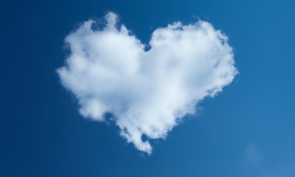 Sydämen muotoinen pilvi taivaalla.