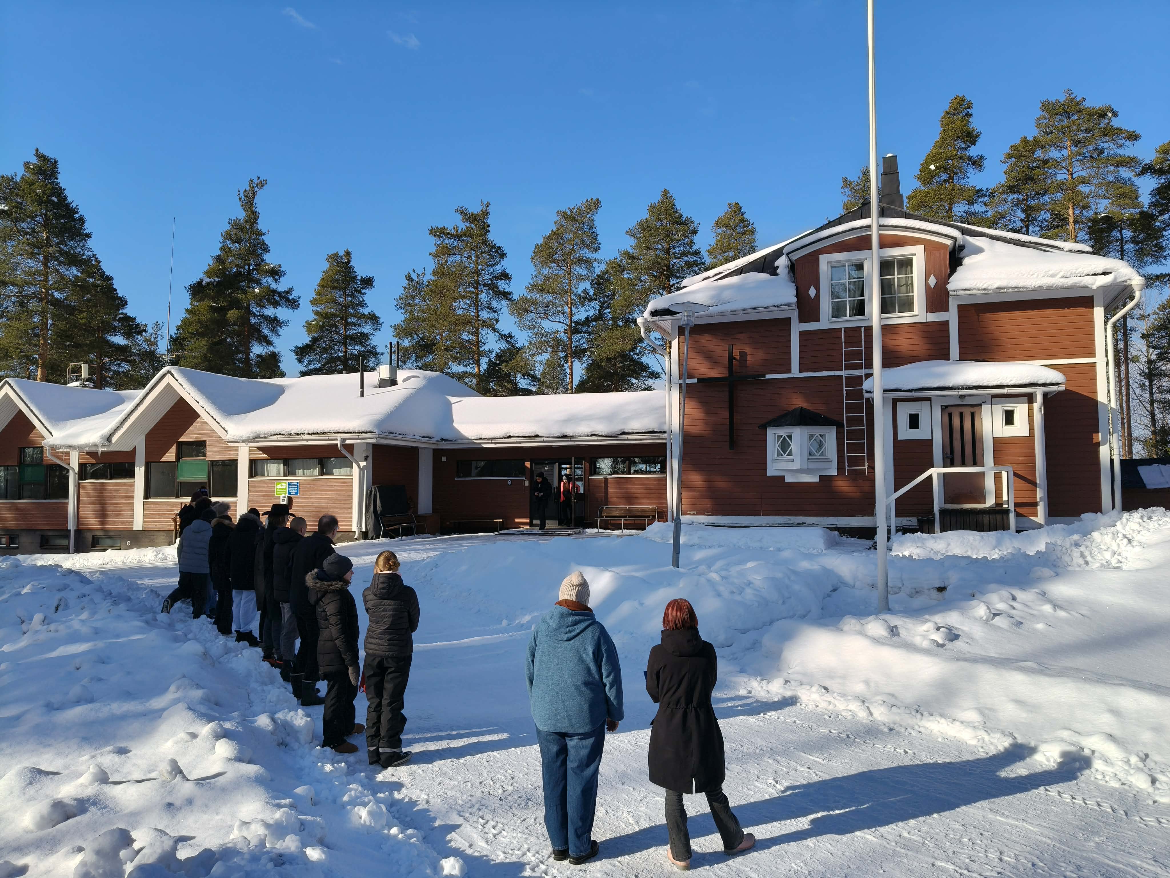 Kuvassa nostetaan lippua.