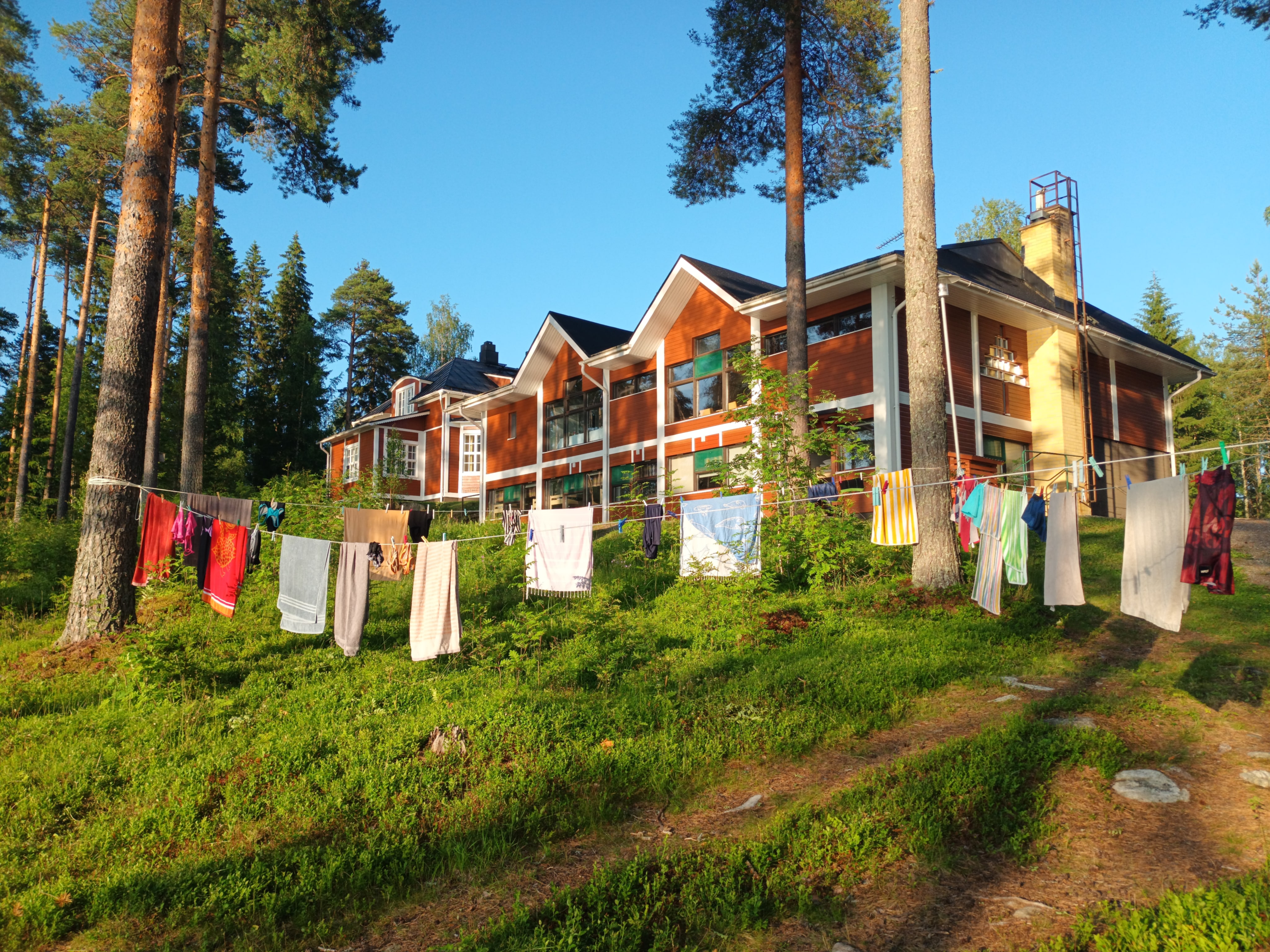 Kuvassa leirikeskus ilta-auringossa.