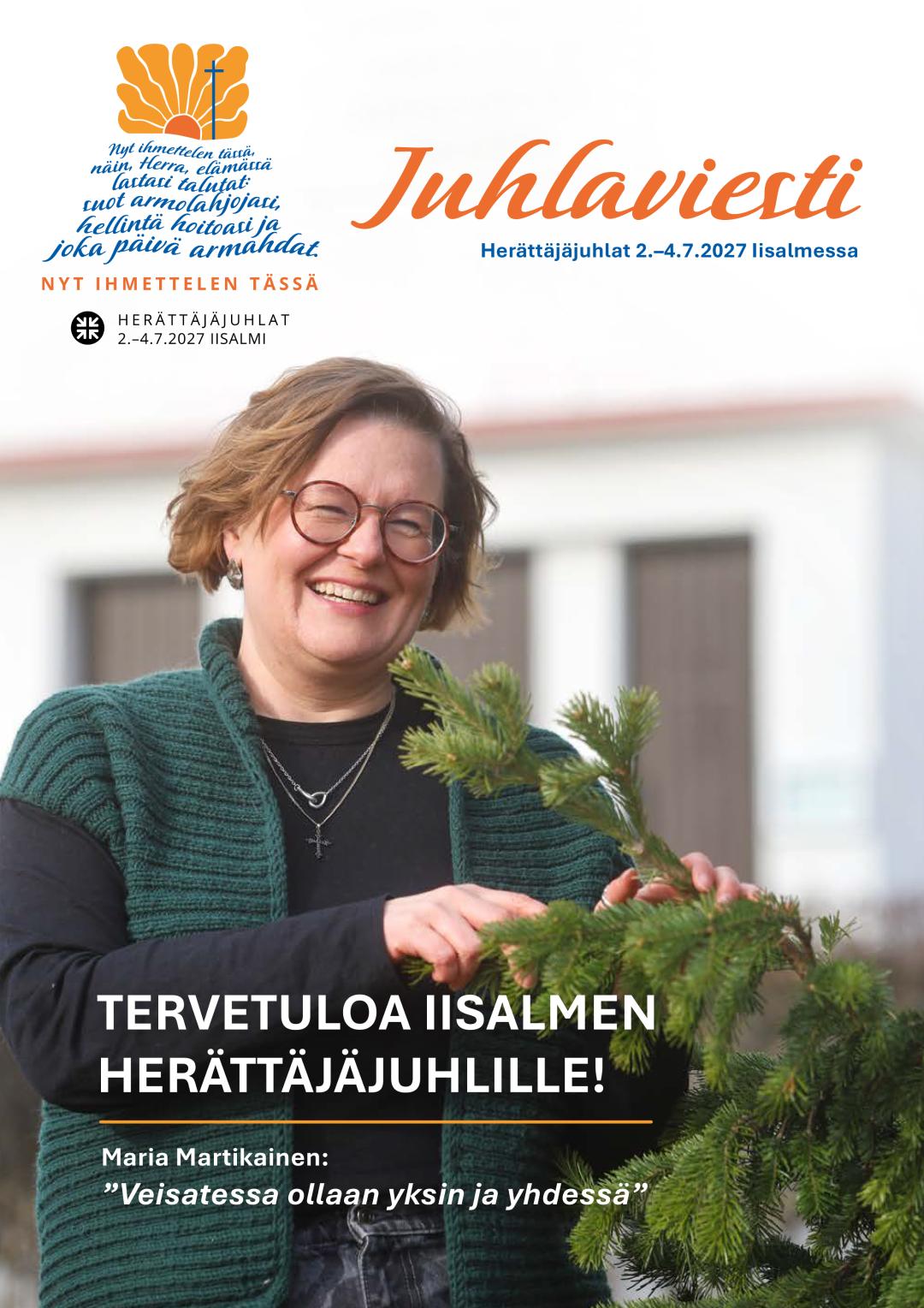 Nainen hymyilee lehden kannessa.
