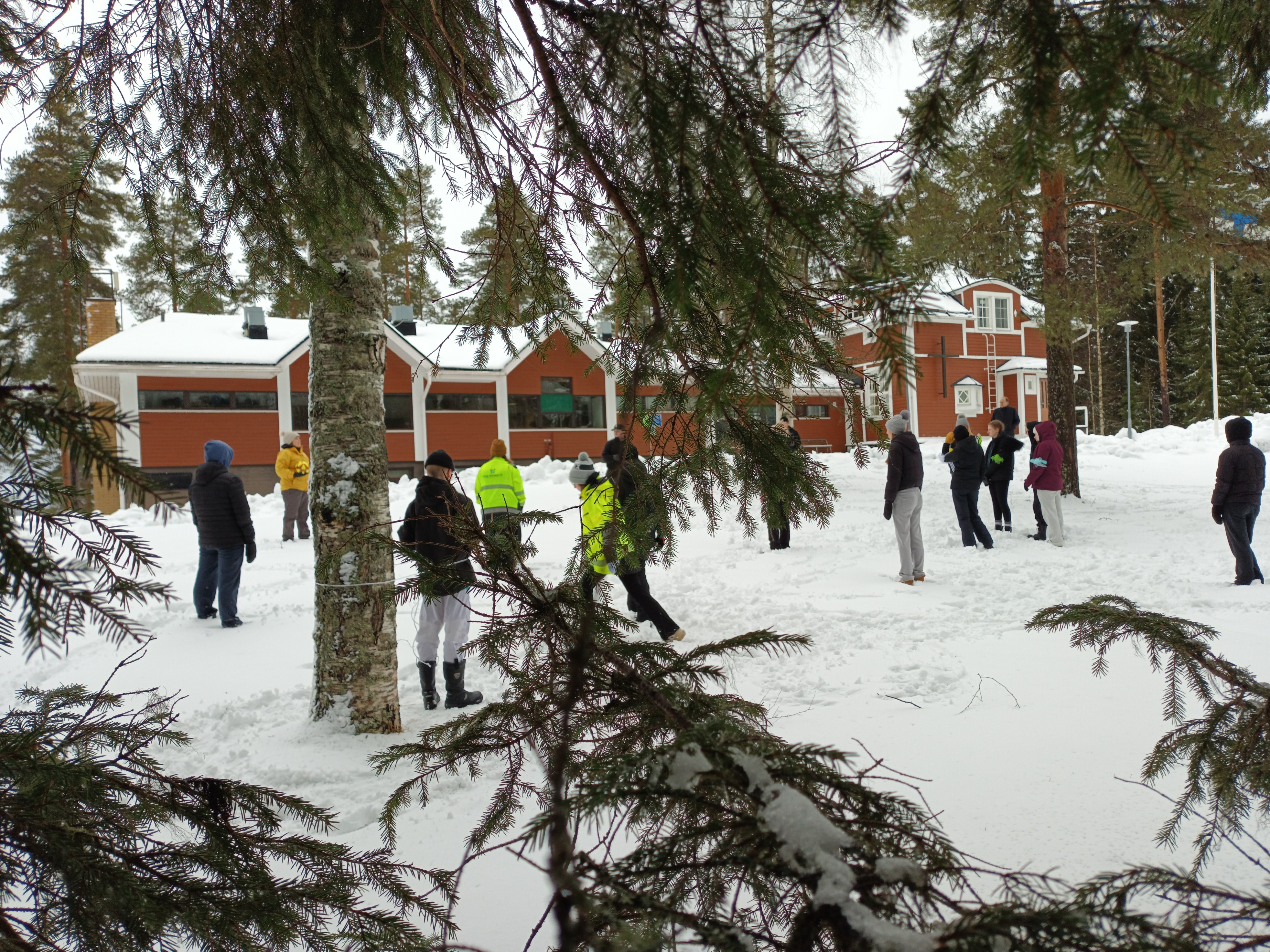 Kuvassa pelaillaan talvileirillä.